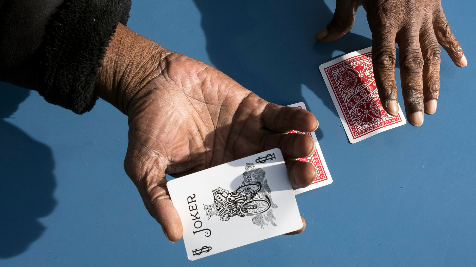 Care sunt regulile jocului alba-neagra și de ce folosesc tâlharii acest joc pentru a face bani