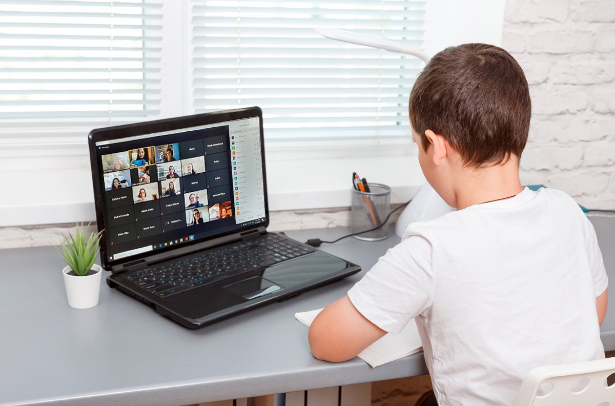 Cine sunt tinerii din România care vor primi bani de la stat pentru a-și cumpăra un calculator nou