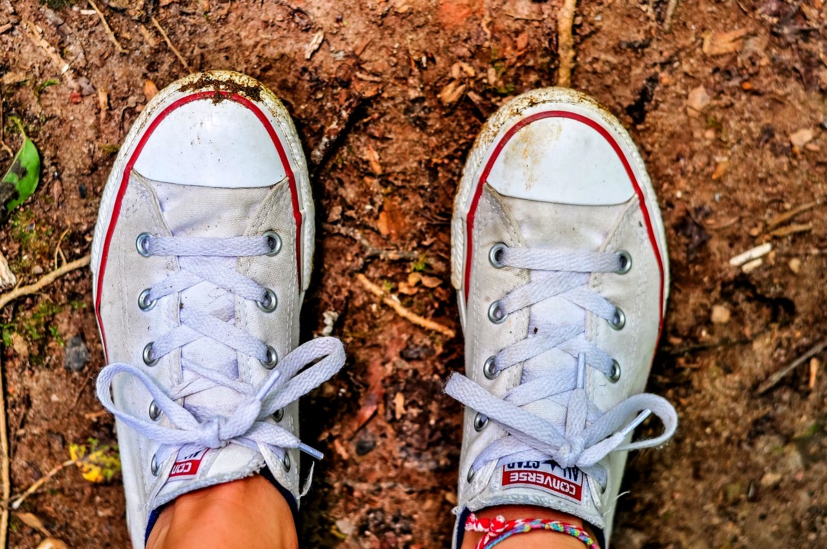 Cum se curăță corect și eficient adidașii albi care s-au îngălbenit