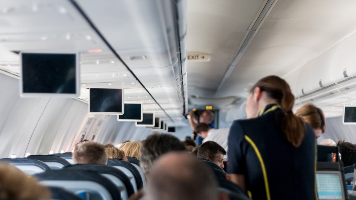 De ce renunță compania aeriană Lufthansa la adresarea ”doamnelor și domnilor”