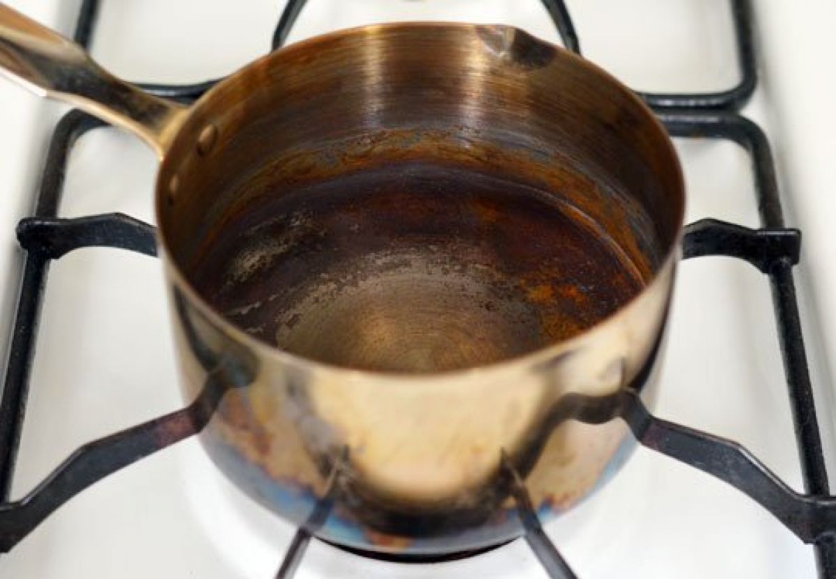 De ce să pui oțet într-o cratiță în care ai ars mâncarea