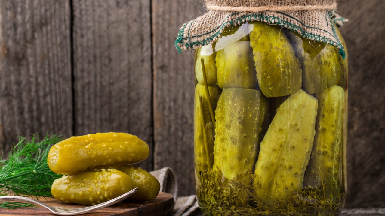 Rețetă inedită de castraveți murați. De ce să pui vara castraveții la murat