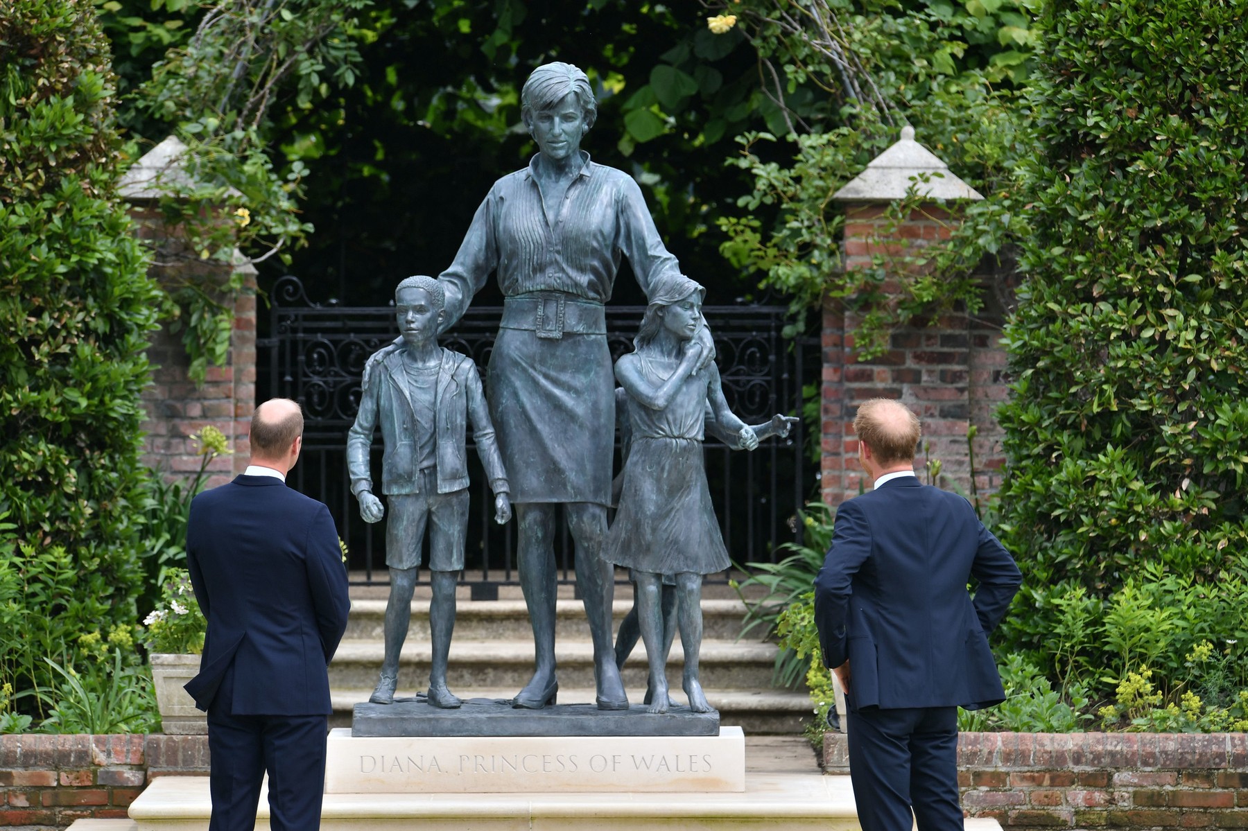 Harry și William au comandat o statuie pentru Prințesa Diana