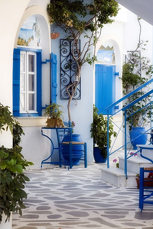 Motivul pentru care obloanele și ușile caselor din Grecia sunt albastre