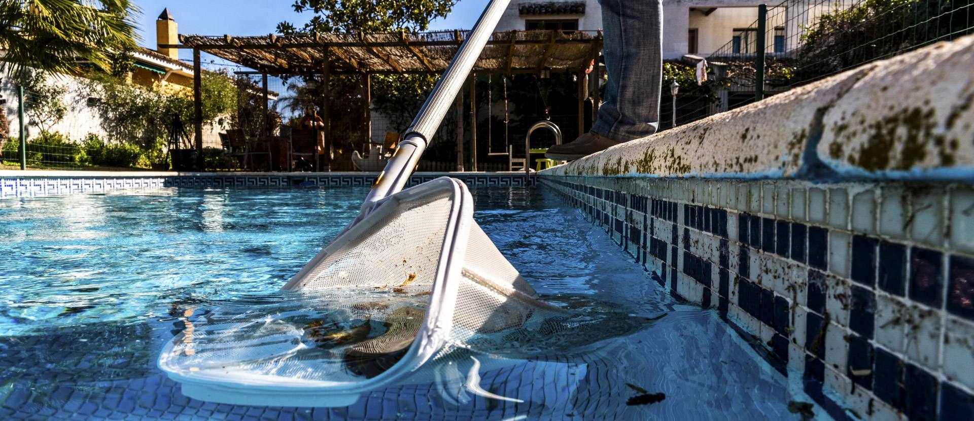 Soluții și trucuri să cureți rapid apa din piscină. Ce șanse ai să fie din nou limpede și cum se întreține