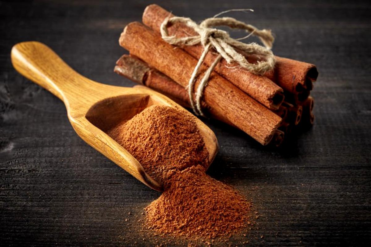 Trucul genial cu scorțișoară care ține insectele la distanță. Cum e bine de fapt să procedezi