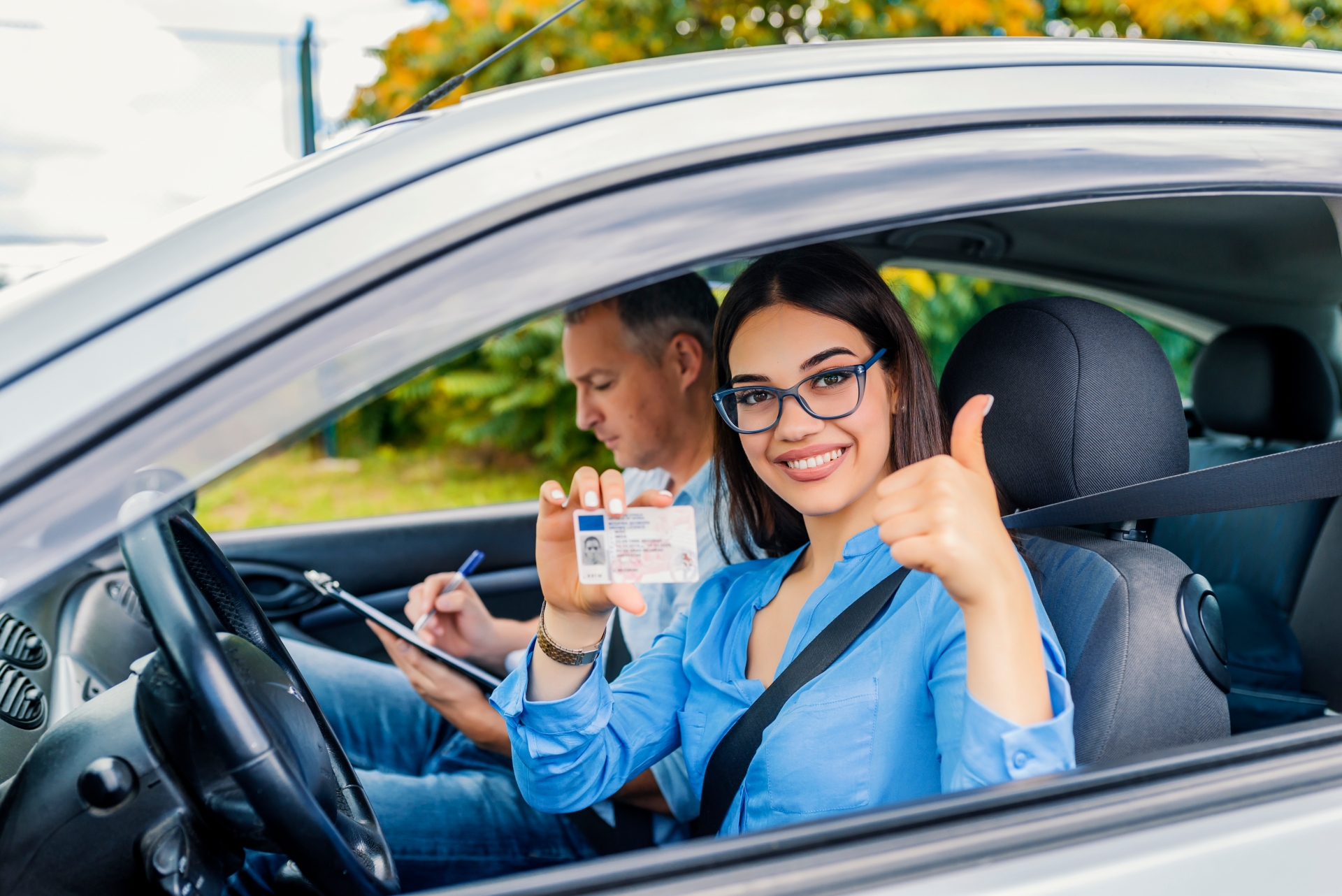 Cât timp durează școala de șoferi și care este numărul minimum de ore obligatorii de condus