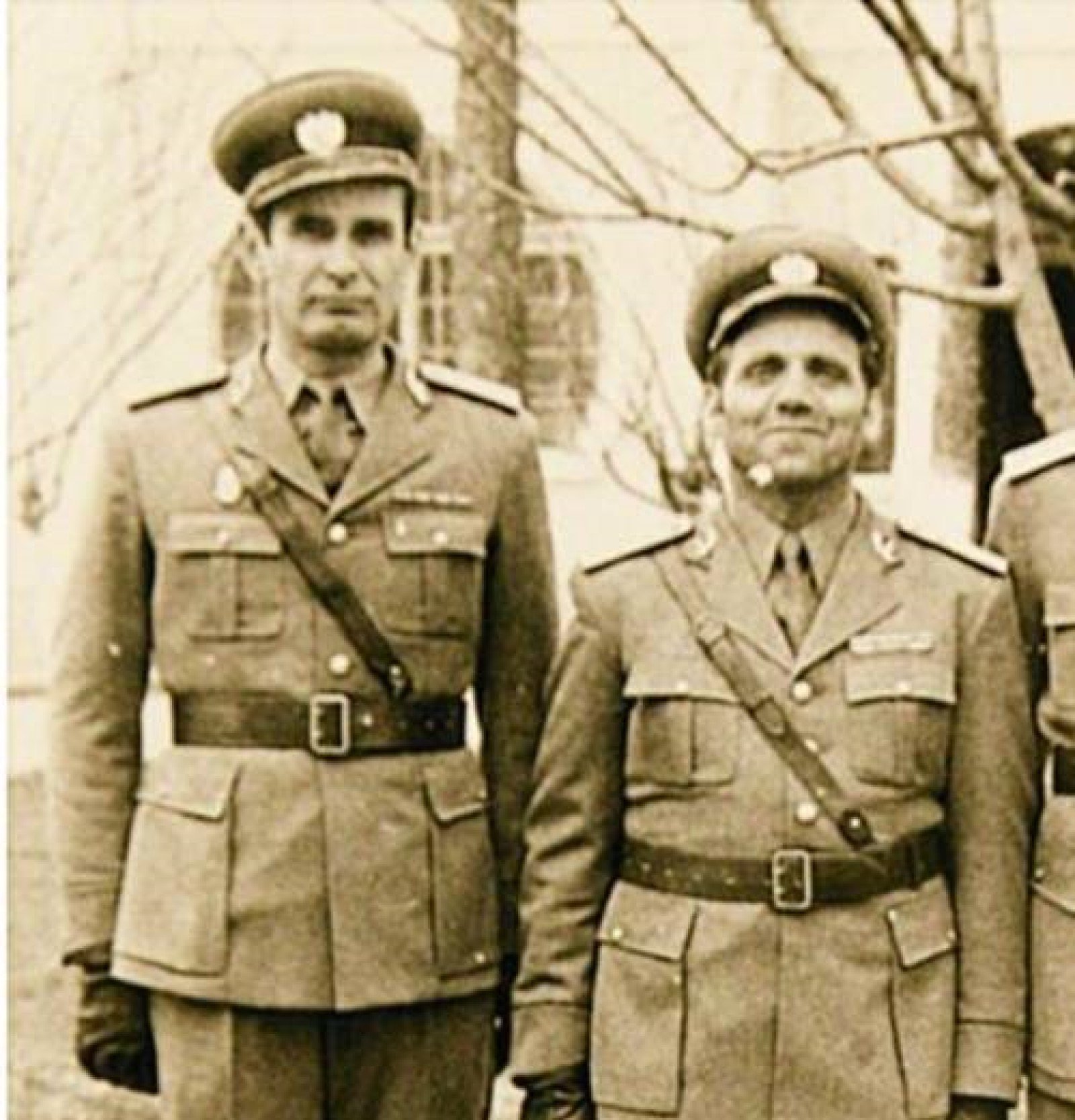 Andrei Kemenici (stânga), comandantul care i-a păzit pe soții Ceaușescu înainte de execuție