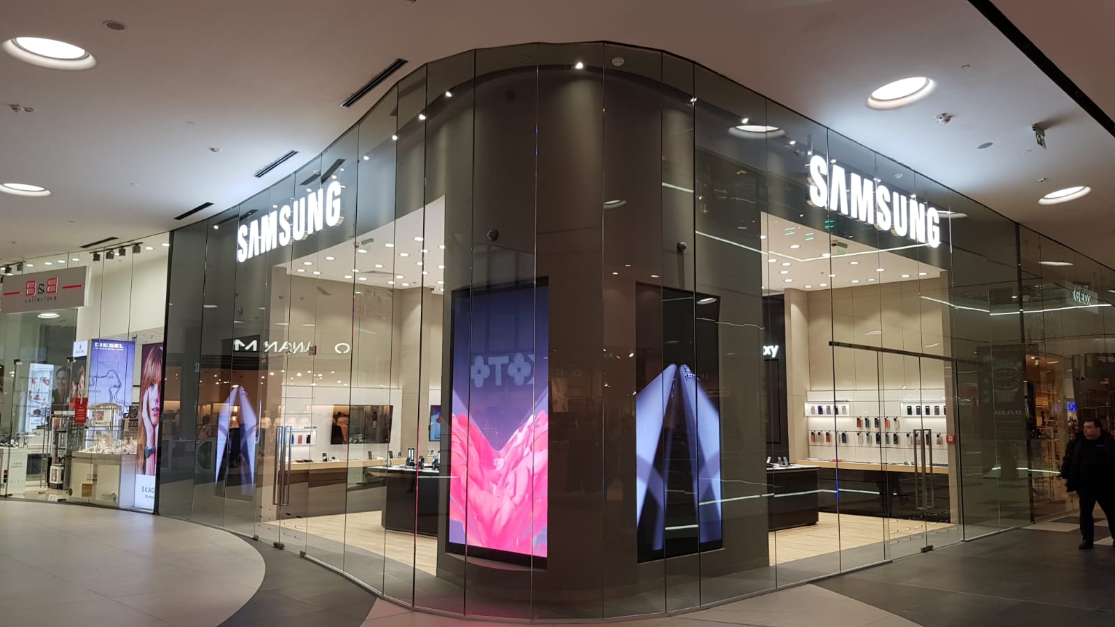 Câți bani câștigă angajații de la Samsung România