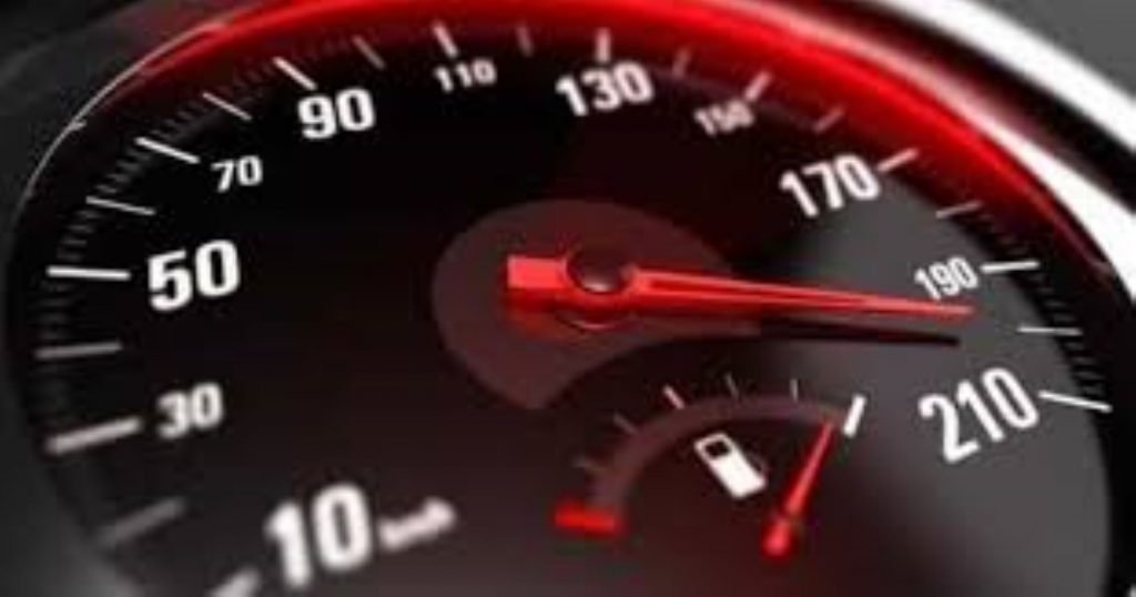 Ce amendă a luat un român, care a fost prins conducând cu peste 200 kilometri la oră