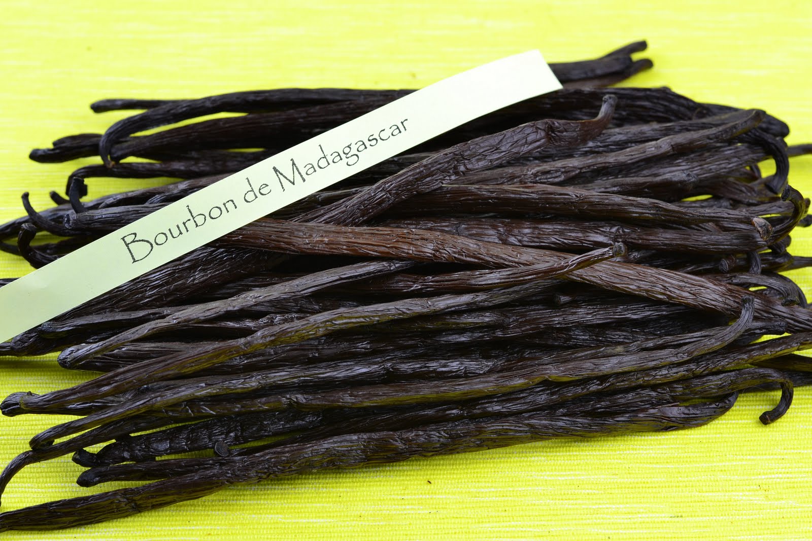 Ce conține de fapt aroma de vanilie din deserturi şi parfumuri. Extract din păstăi de vanilie sau din excremente de castor?