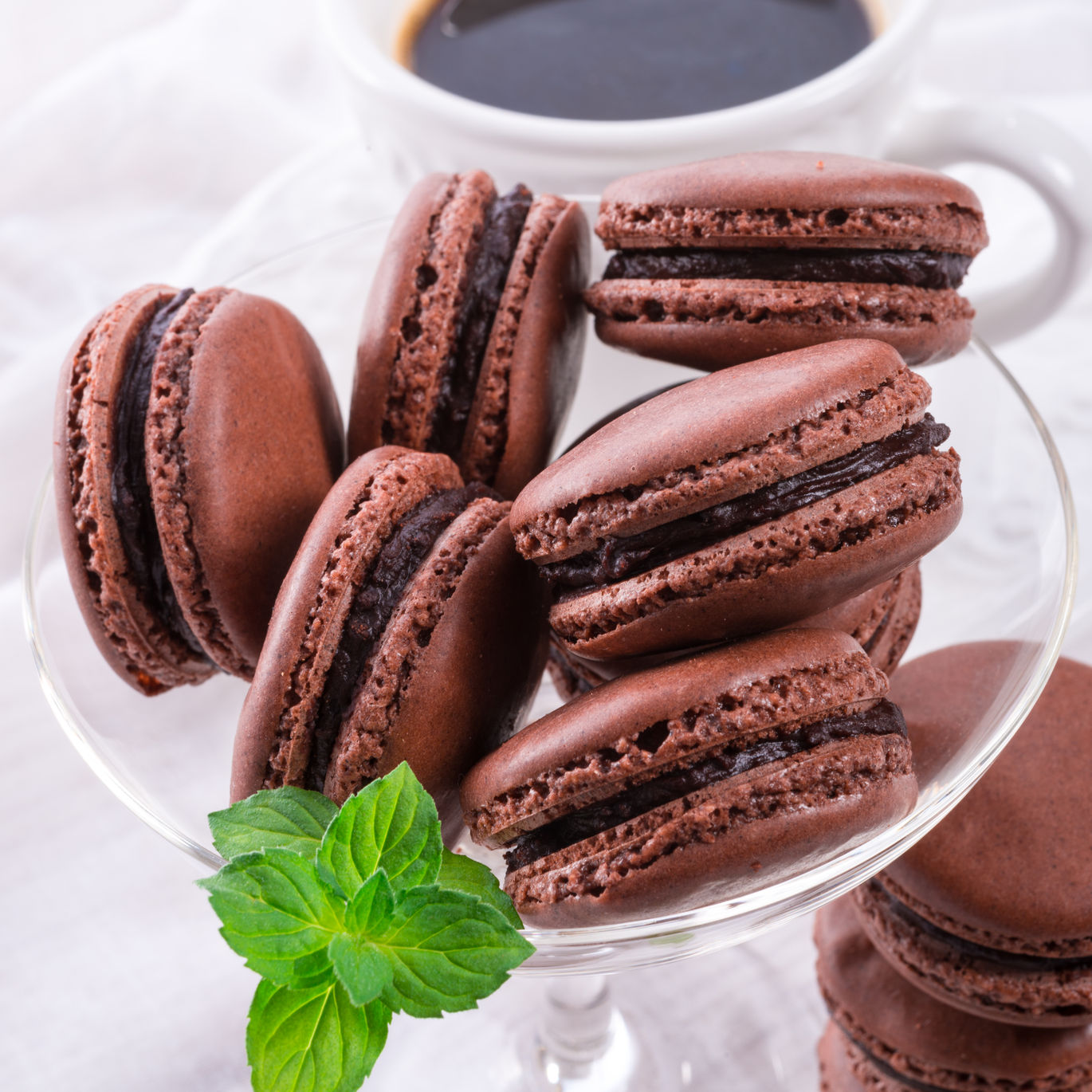 Cum faci Macarons cu ciocolată chiar la tine acasă. De ce ingrediente ai nevoie și ce pași simpli trebuie să urmezi. Rețeta completă