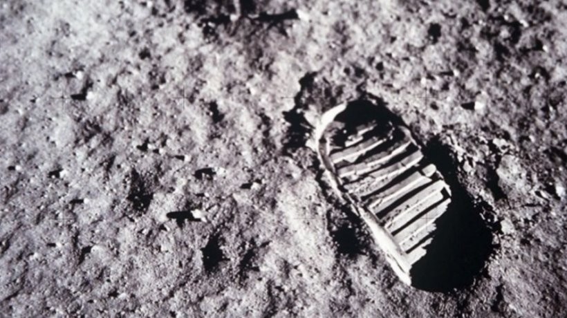 De ce urma pasului lui Neil Armstrong de pe Lună este diferită de cizma sa