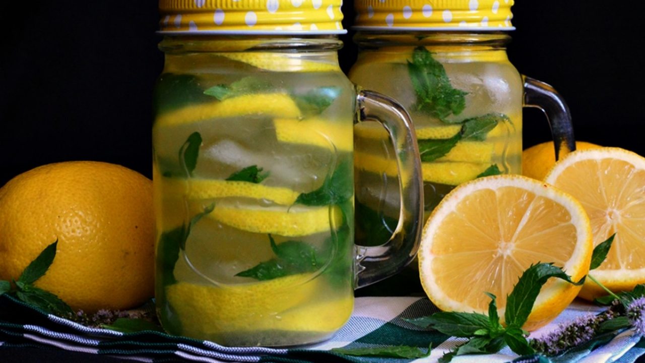 Limonadă cu mentă, făcută în casă, delicioasă și răcoritoare. Cea mai simplă rețetă pentru a obține o băutură ideală pentru vară