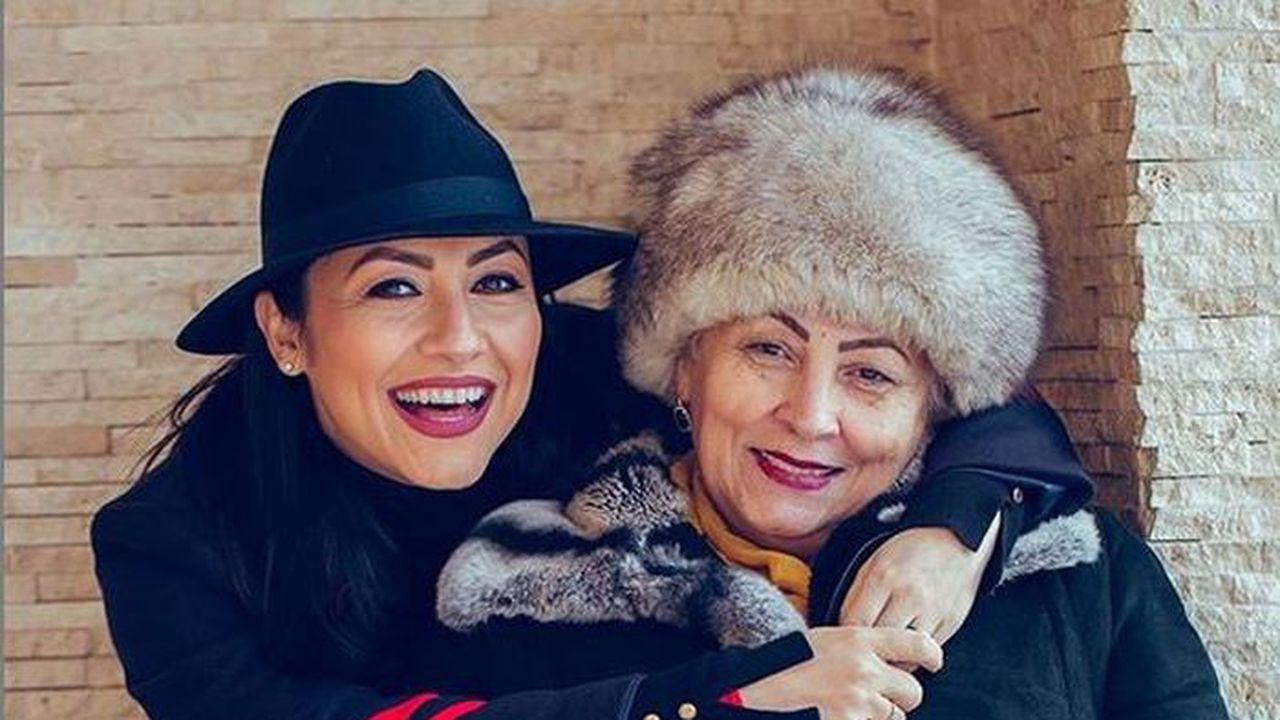 Andra, alături de mama sa