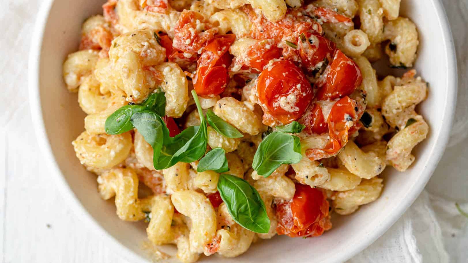 Paste cu brânză feta și roșii cherry la cuptor. Rețeta delicioasă pe care trebuie să o încerci