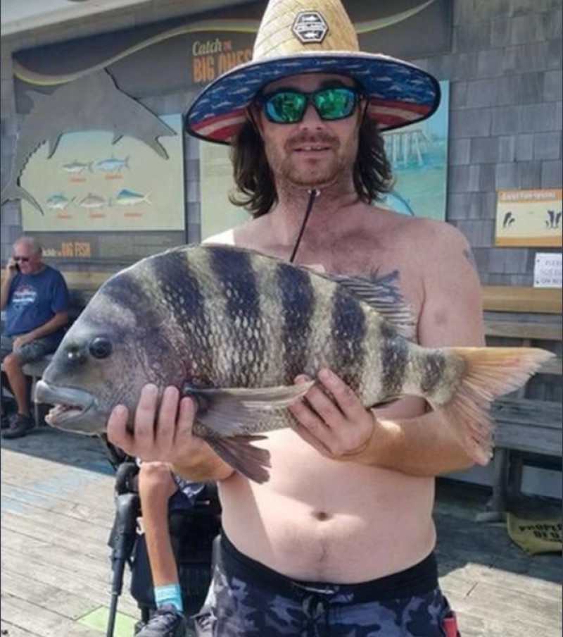 Bărbatul care a prins bizarul pește spune că aceste este „foarte gustos”. Foto: Captură Twitter