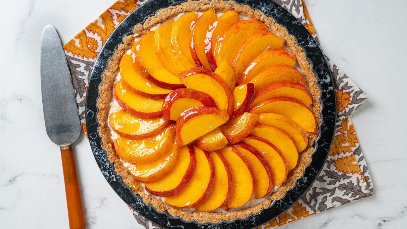 Tartă cu piersici și cremă de vanilie. Rețeta simplă pentru un desert răcoritor, rapid și ușor de preparat