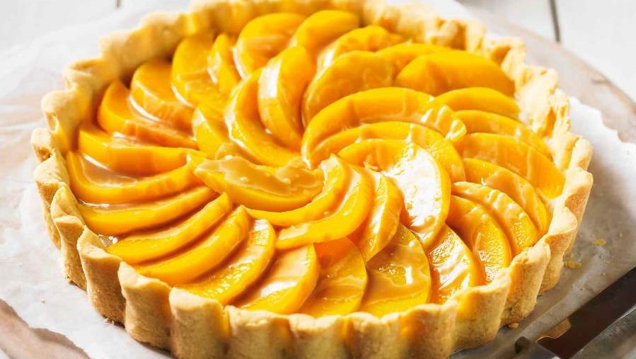 Tartă cu piersici și cremă de vanilie