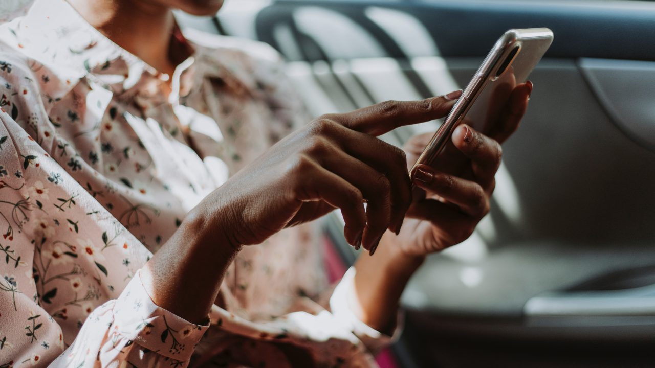 9 greșeli banale pe care le faci când folosești telefonul. Aceste obiceiuri îl pot distruge