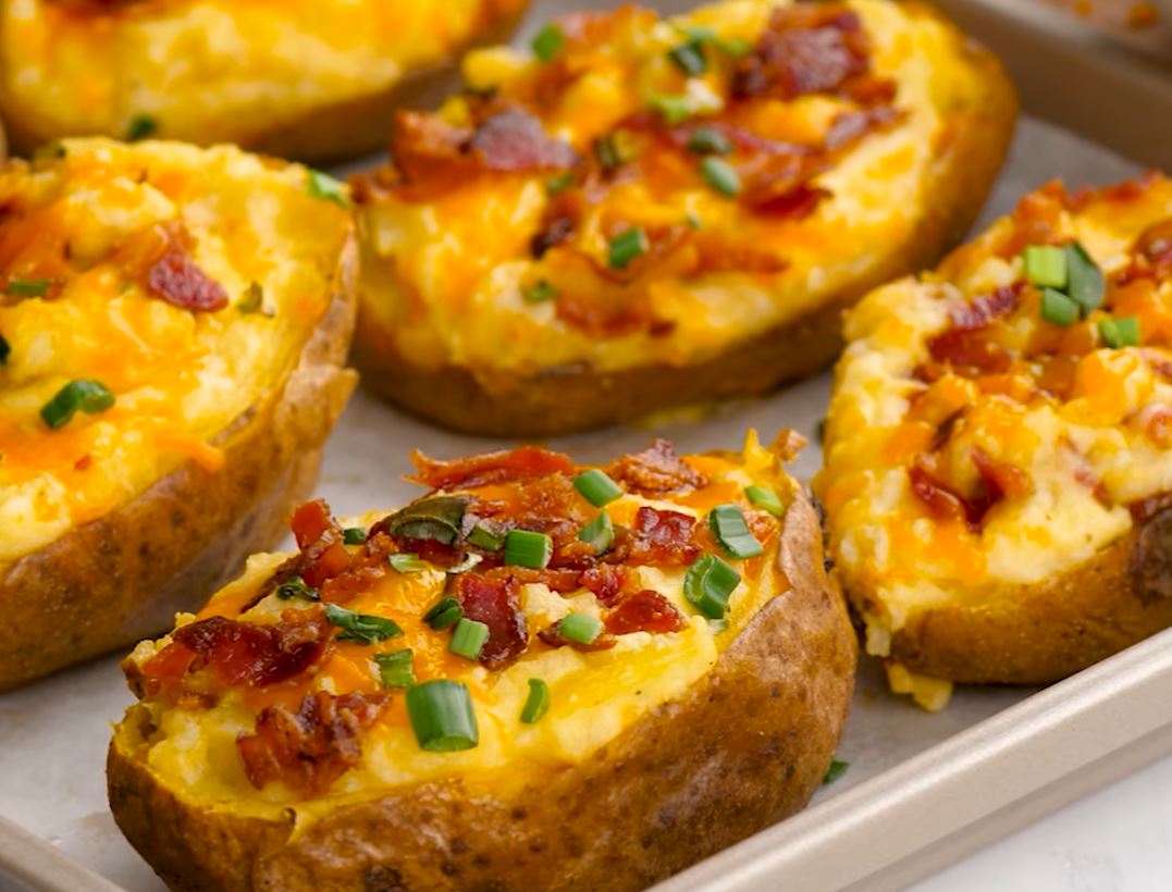 Cartofi la cuptor cu bacon. Rețeta incredibil de simplă și gustoasă