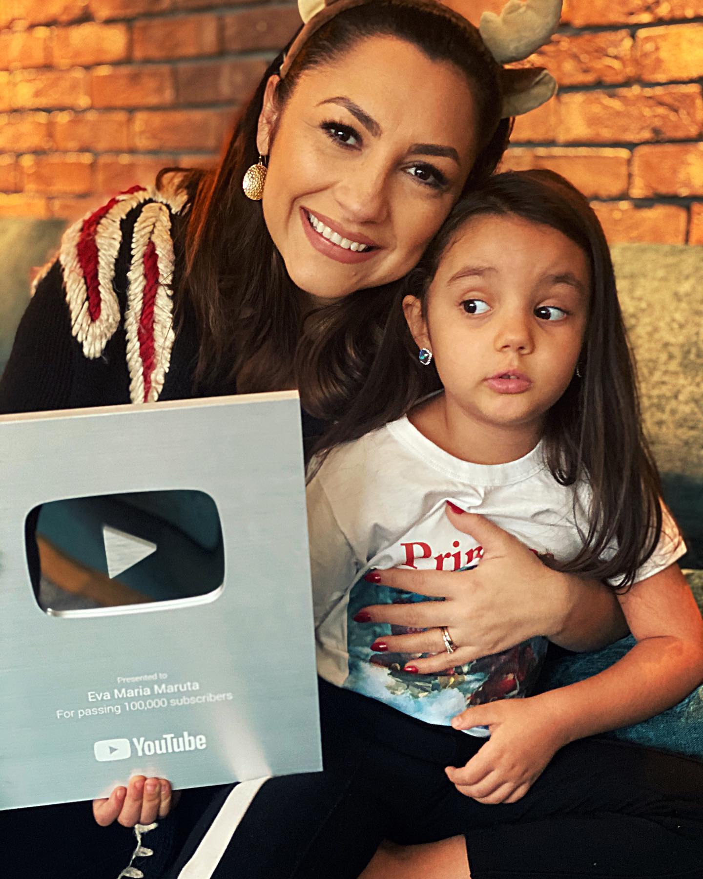 Eva Măruță a primit butonul 100 de mii de abonați de la Youtube