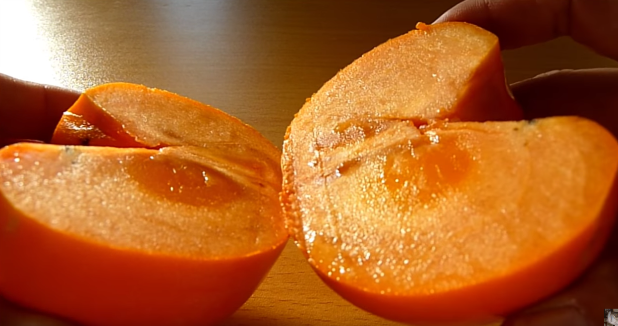 Ce este fructul zeilor, ce gust are și cum se mănâncă de fapt