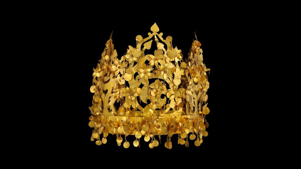 Coroană de aur găsită într-un mormânt de pe locul Tillya Tepe, datând din primul secol în Afganistan. Coroana face parte din Tezaurul Bactrian