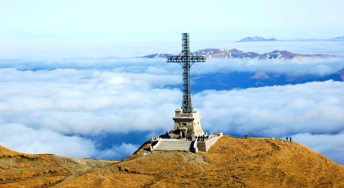 Crucea Eroilor de pe Muntele Caraiman. Povestea neștiută a celei mai înalte cruci din lume amplasată pe un vârf montan
