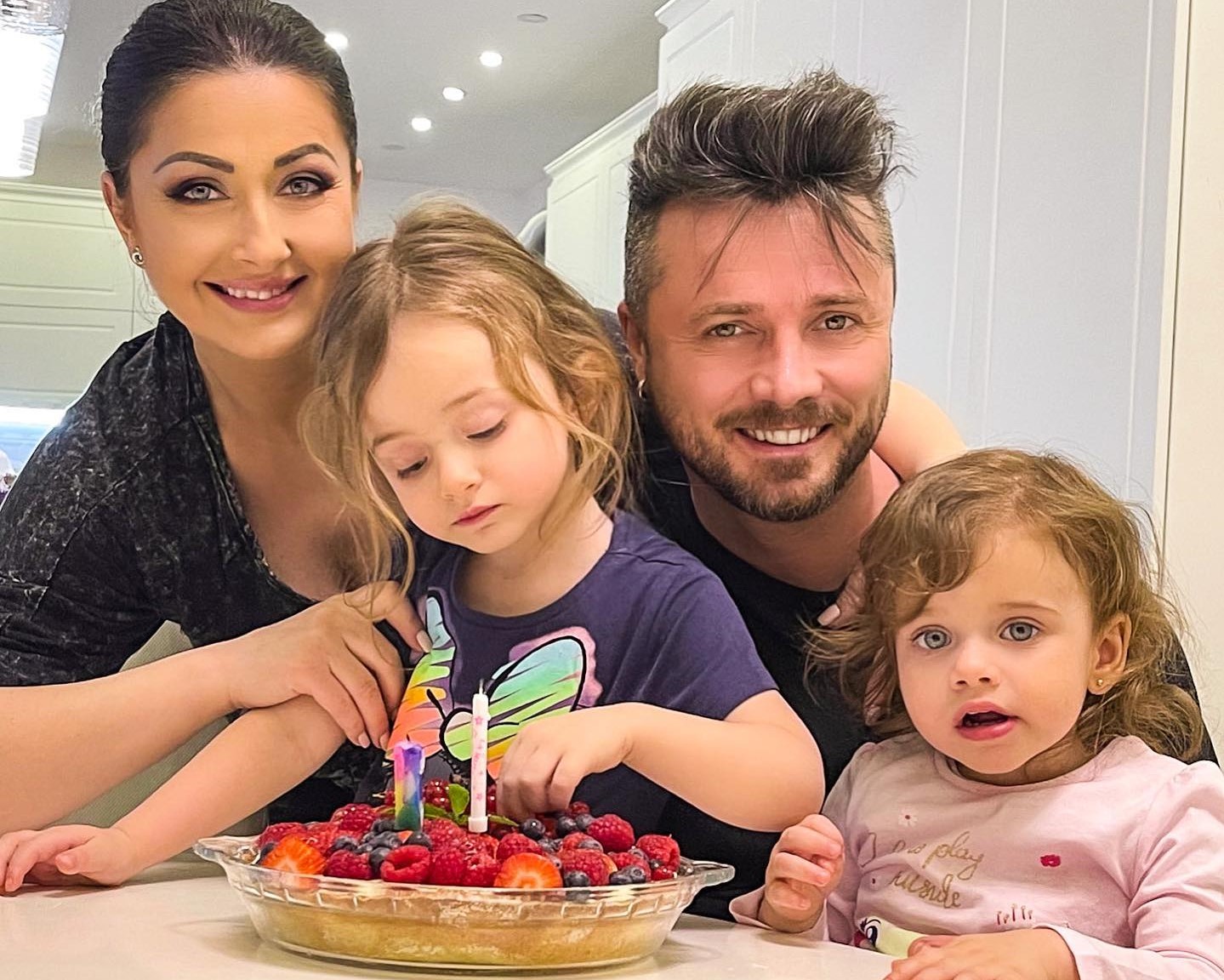 Gabriela Cristea, alături de soțul și fiicele lor