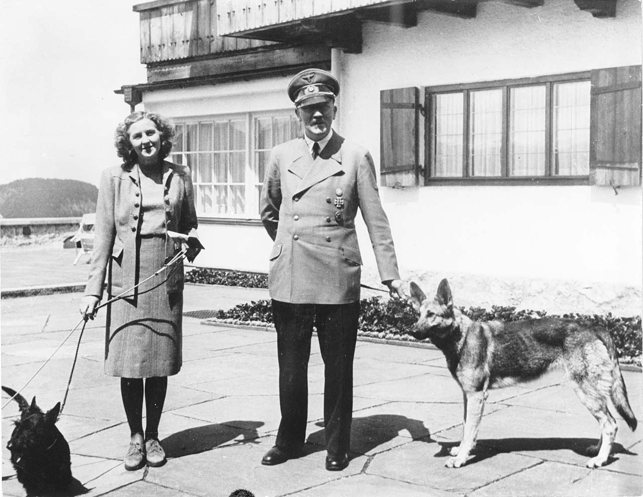 Hitler, alături de soția lui, Eva Braun