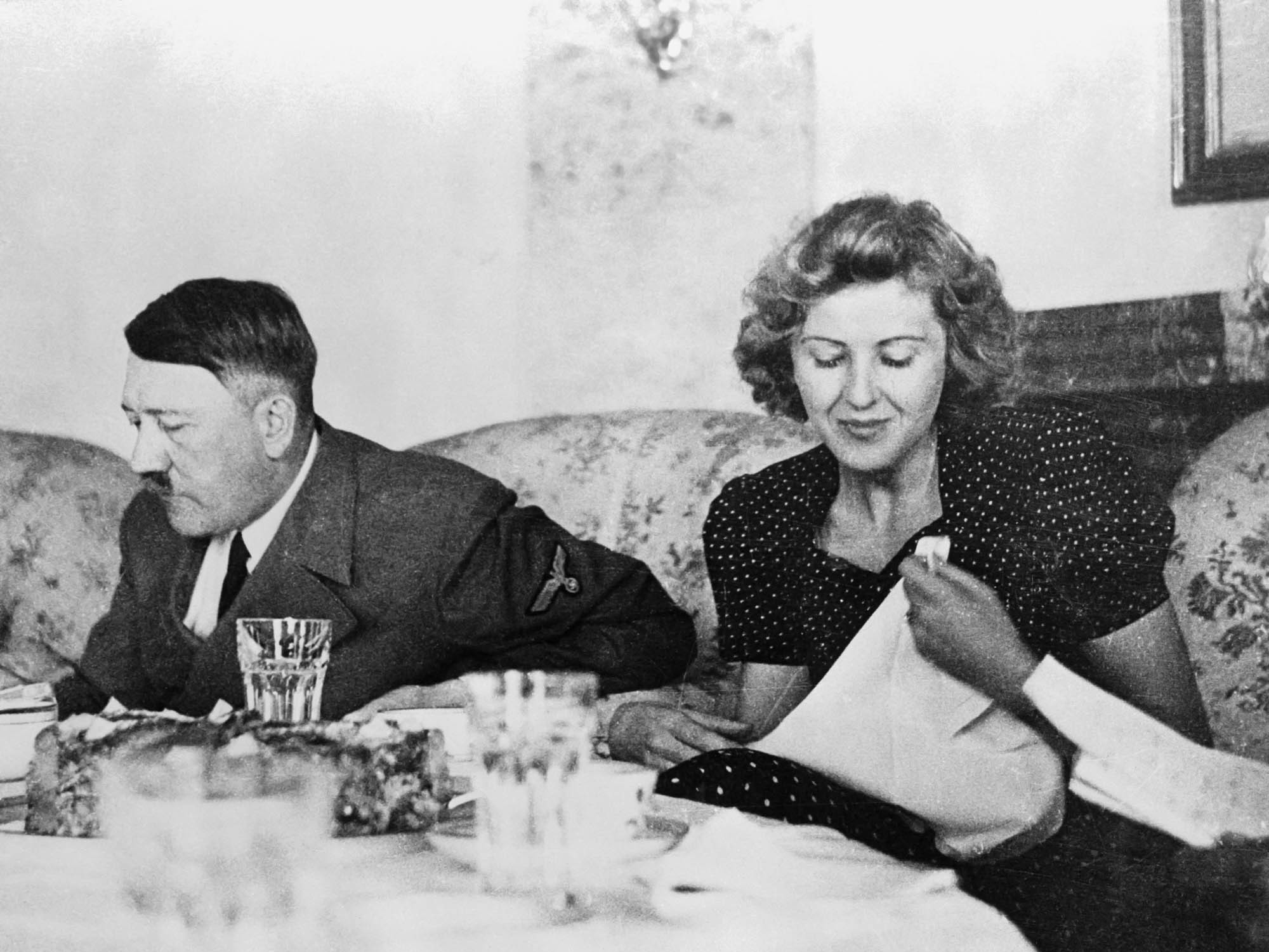 Hitler, alături de soția lui, Eva Braun
