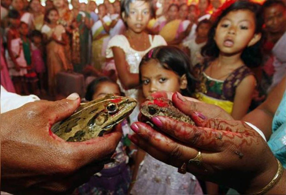 Fete minore din India, implicate într-un ritual de invocare a ploii
