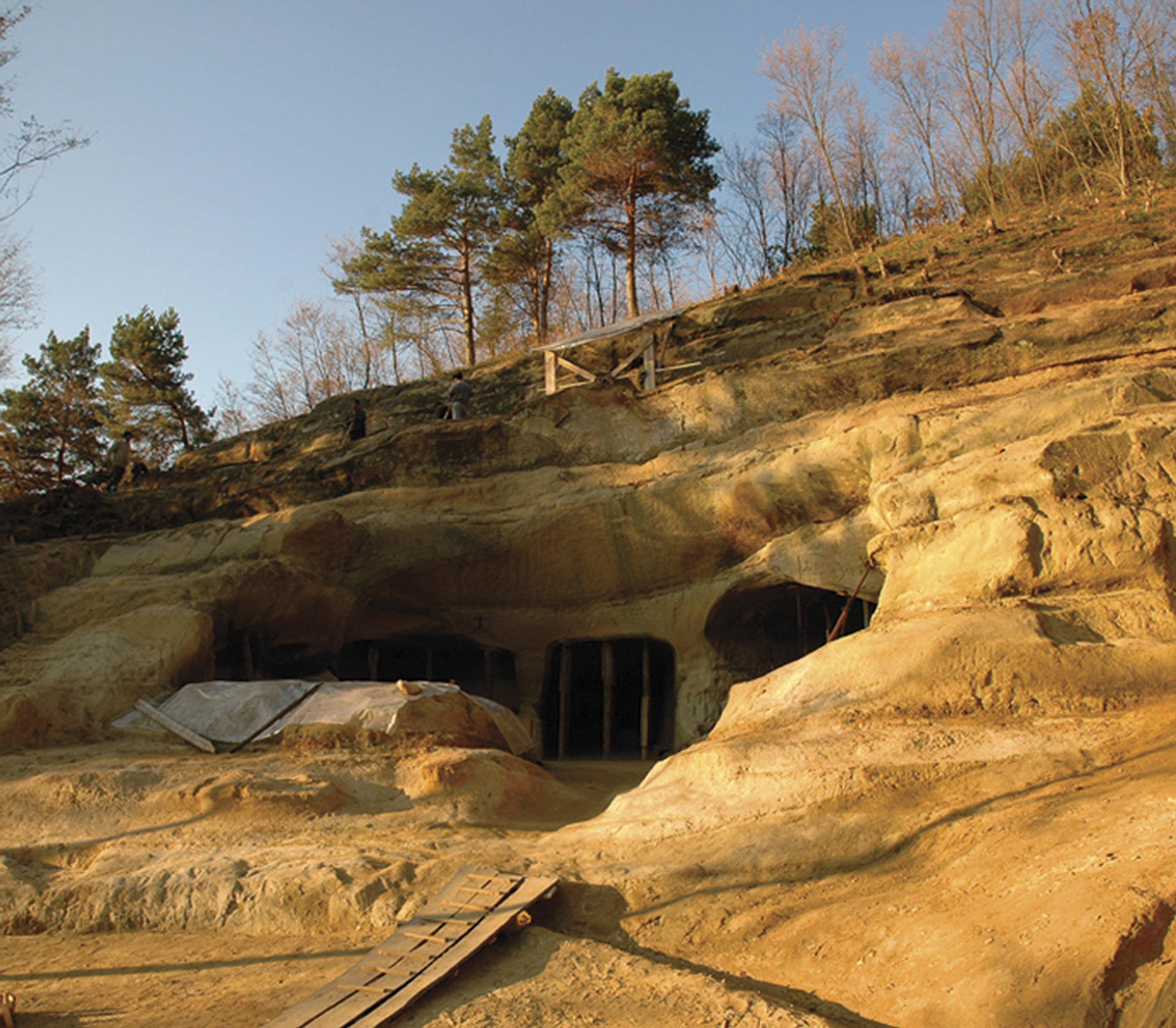 Mănăstirea rupestră de la Șinca Veche. Ce fenomene uimitoare se petrec aici și ce simboluri sunt desenate pe pereți
