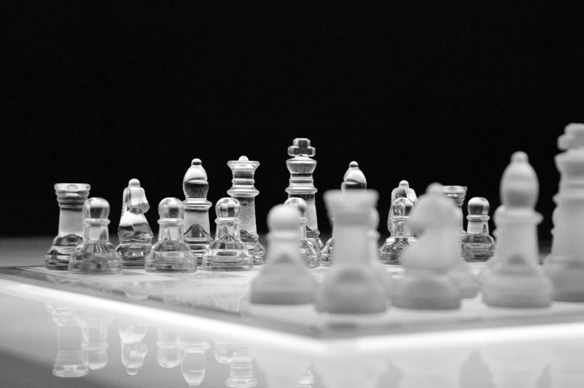 Regele care era convins că era făcut din sticlă. Ce putea să facă ca să nu se „spargă”