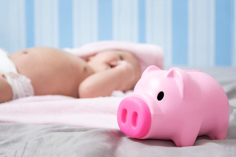 Se mai acordă sau nu bani pentru mame la naștere