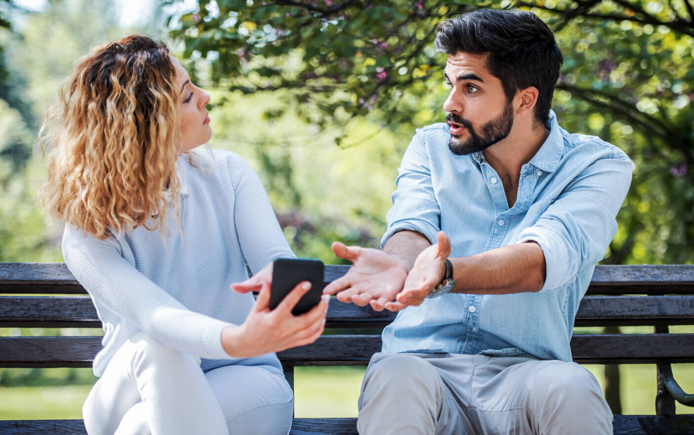 Se pot folosi mesajele private ale fostului partener într-un proces de divorț? Decizia dată de CEDO