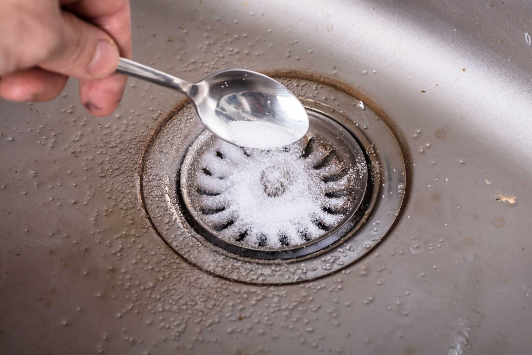 Trucuri care te pot ajuta să desfunzi chiuveta