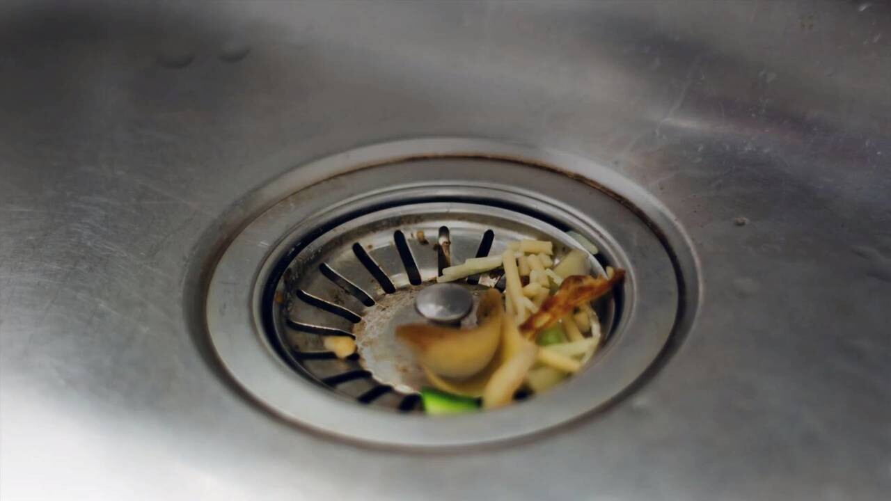 6 trucuri și soluții care te ajută să desfunzi o chiuvetă înfundată. Aceste metode îți vor ușura munca