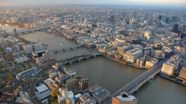 Vei avea vederi superbe ale râului Tamisa pe această rută către Londra Heathrow