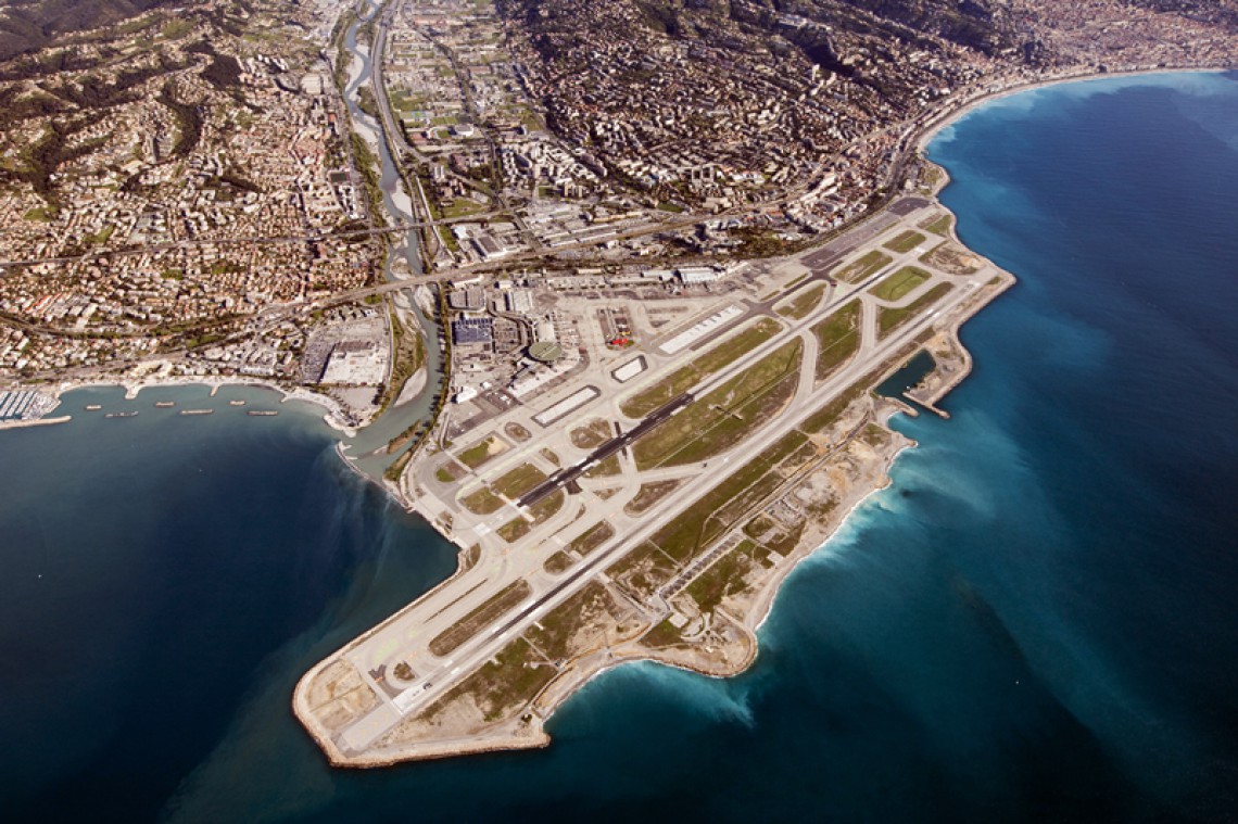 Aeroporturi cu cele mai spectaculoase piste de aterizare din lume. Aeroportul din Nisa