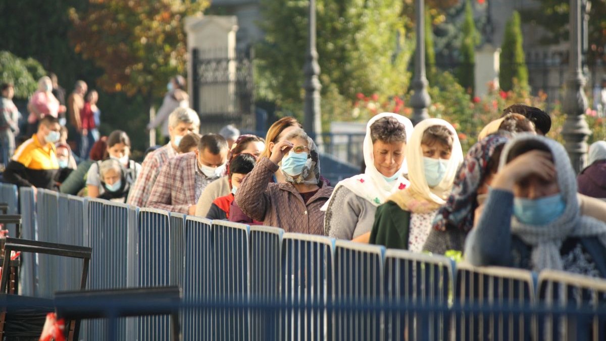 Credincioșii fac deja cozi la Sfânta Parascheva