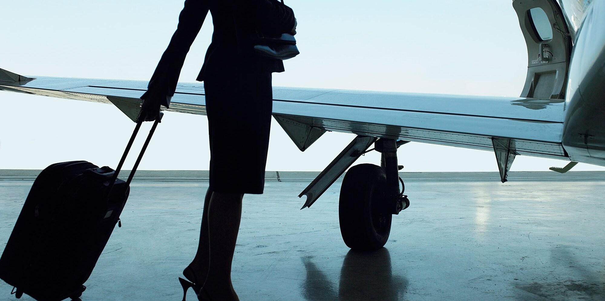 Ce reguli trebuie să respecte stewardesele, atunci când urcă la bordul unui avion. 7 obiceiuri banale la care au interzis