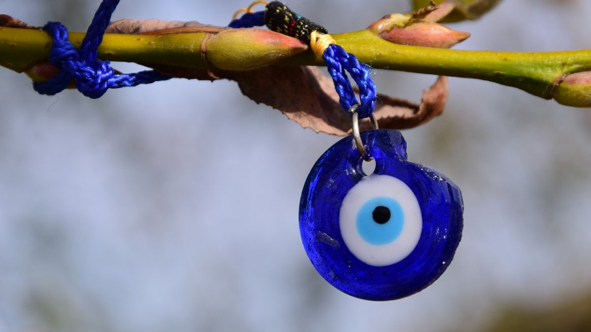 Amuleta Ochiul rău, frecvent întâlnită în bazarele cu bijuterii din Turcia