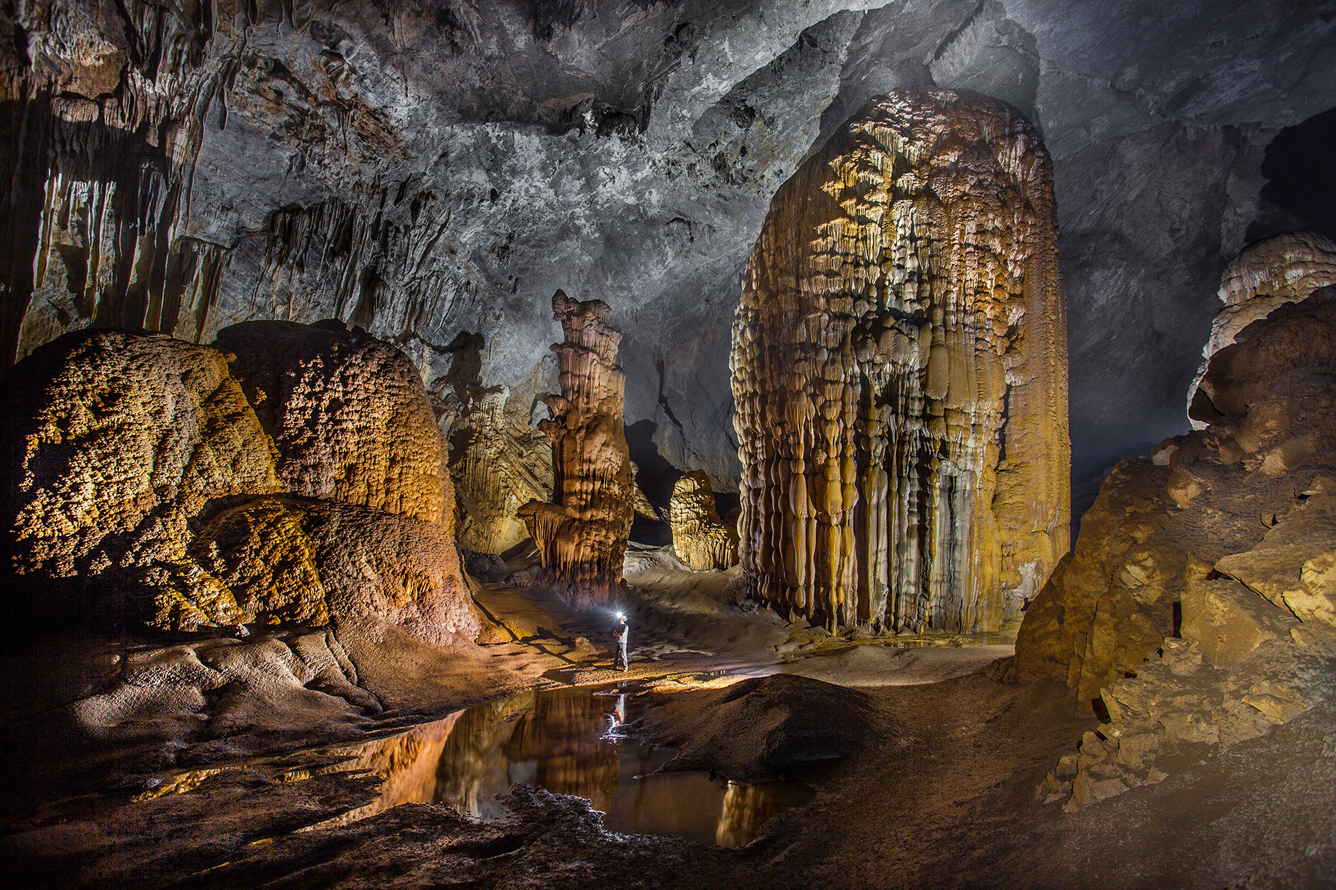 Stalagmitele din Hang Son Doong