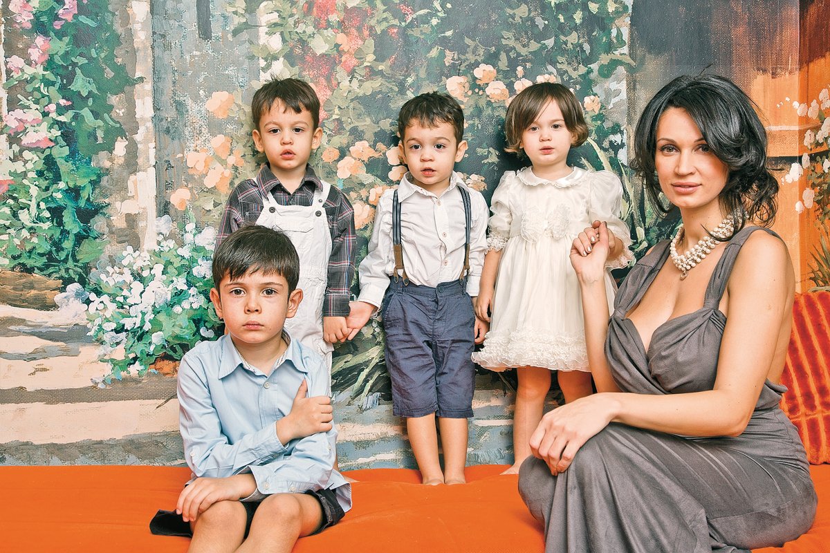 Nicoleta Luciu, alături de cei patru copii