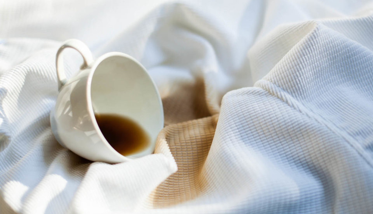 Cum să scapi de petele de cafea de pe haine