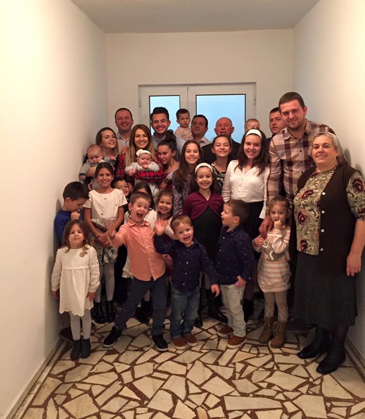 O parte din familia numeroasă e Lidie Buble