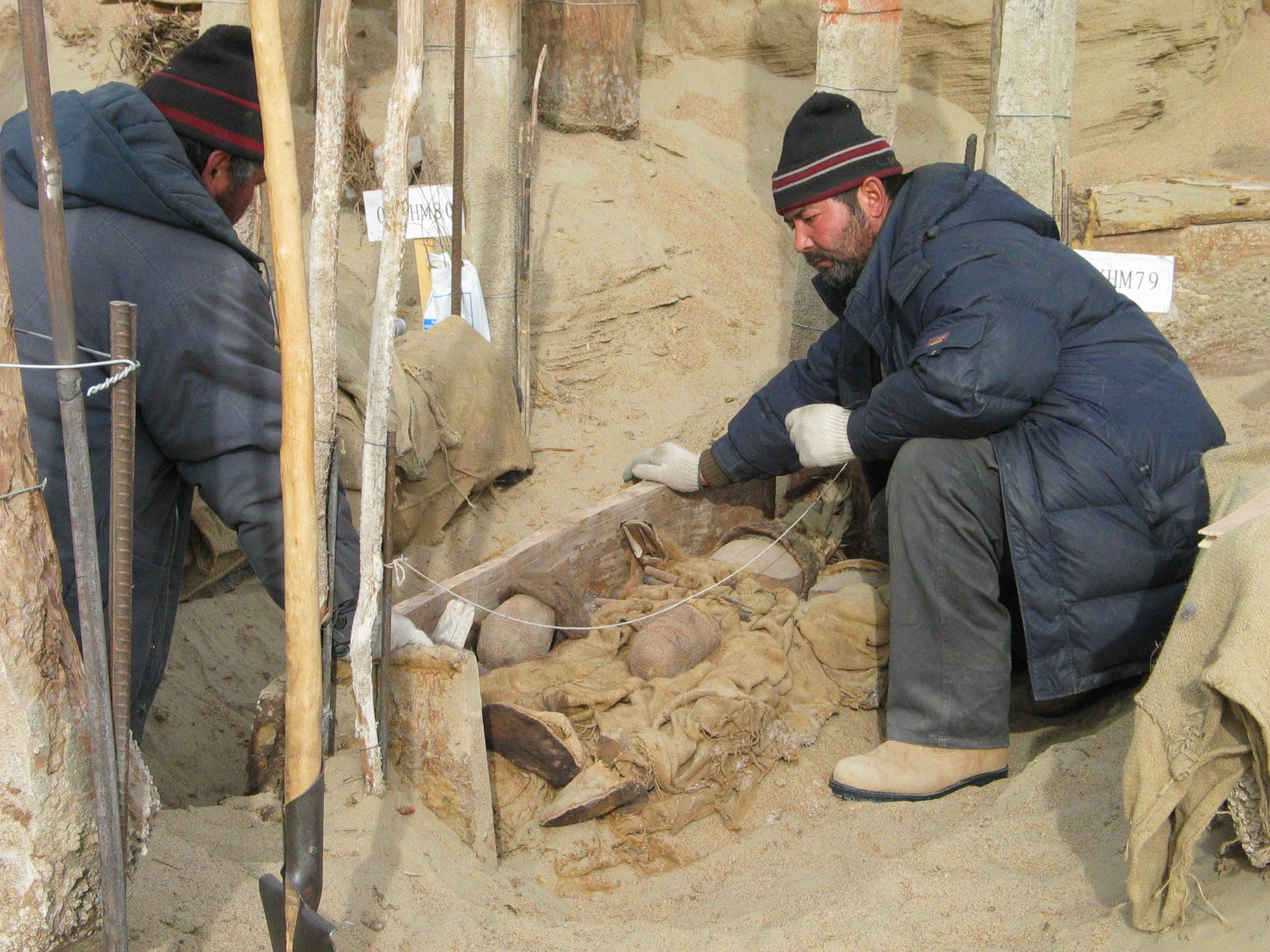 Excavarea unui mormânt în cimitirul Xiaohe, în deșertul Taklamakan / Sursă foto: El Pais