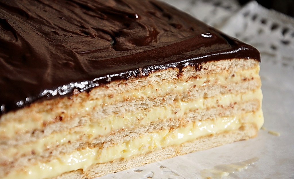 Cum prepari cel mai simplu și delicios tort de biscuiți cu budincă
